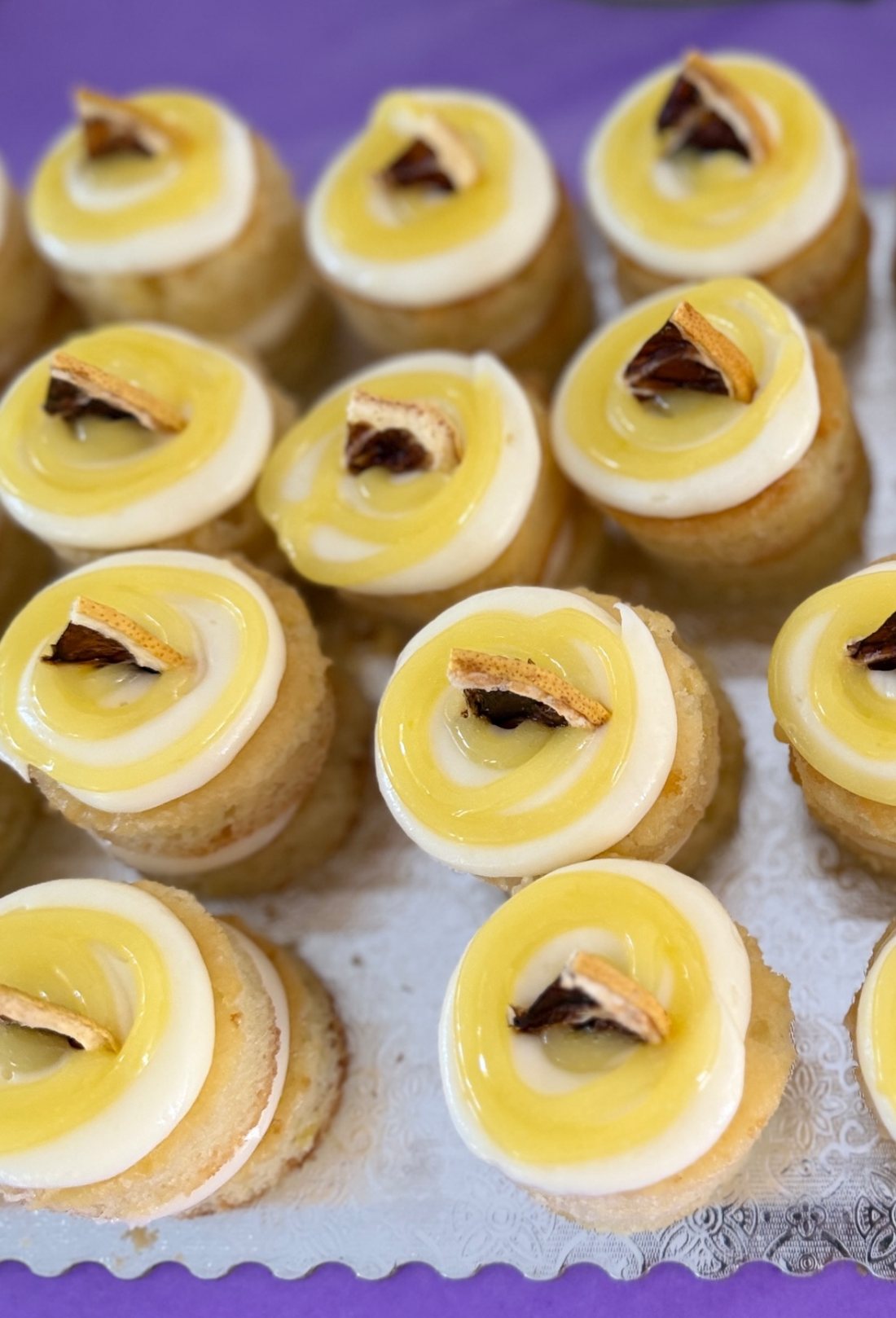 Mini cakes de limón con lemon curd para eventos